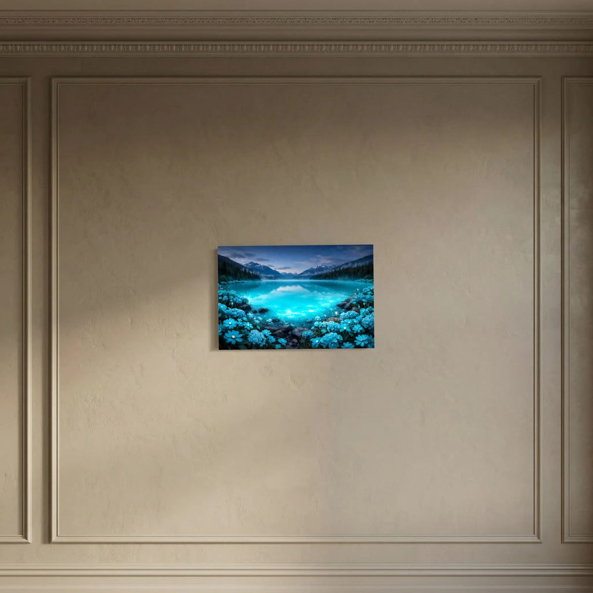 Querformat-Wandbild: leuchtender Bergsee, Nebelstreifen und blaues Blumenmeer