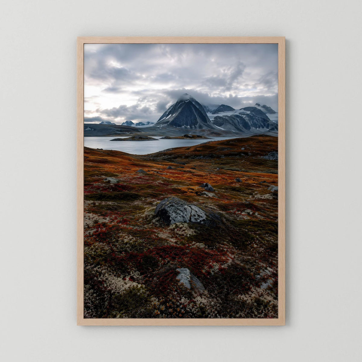 Naturposter im Hochformat mit hellem Holzrahmen: Berglandschaft in Grau und Rostrot