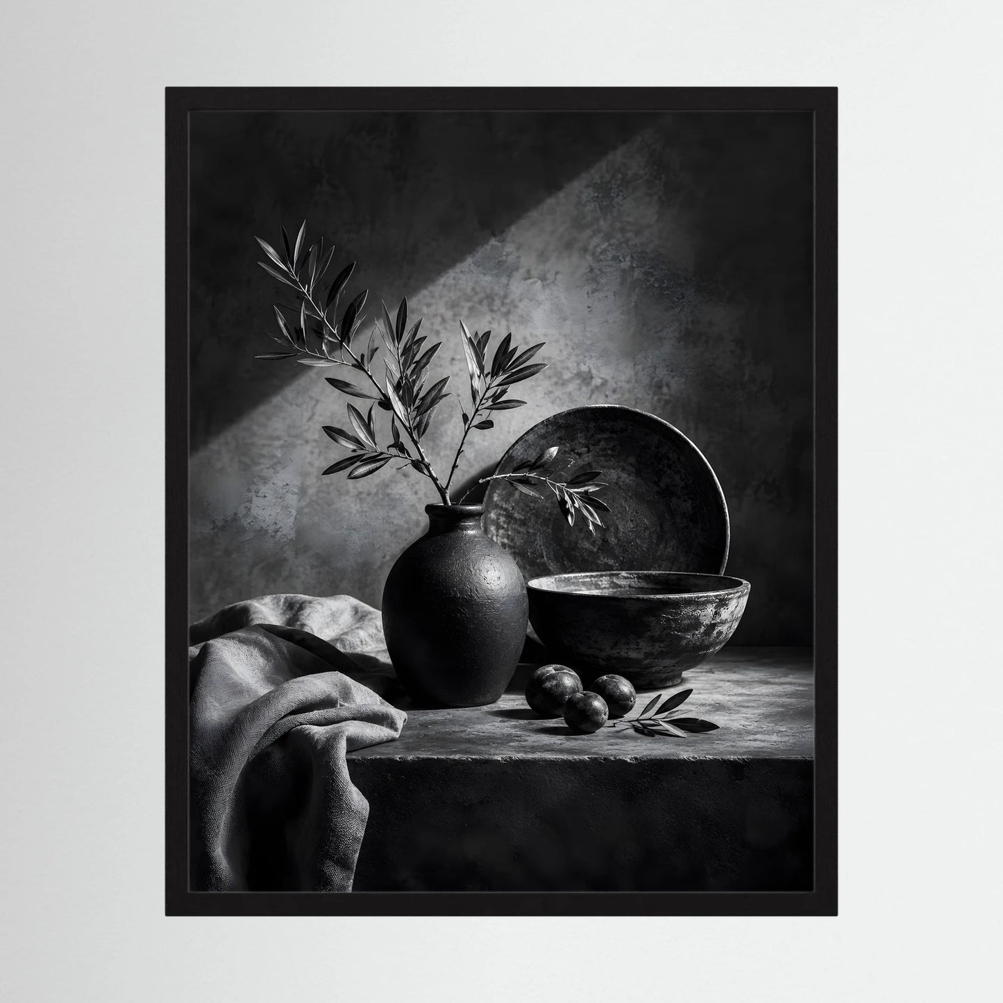 Hochformatiges Schwarz-Weiß-Wandposter mit Rahmen: Vase mit Olivenzweig, Schale, Früchte