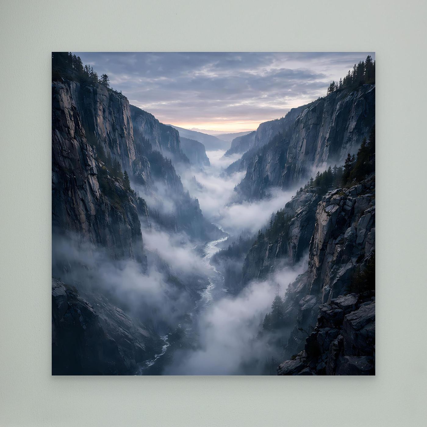 Leinwandbild Neblige Schlucht: grau-blaue Berge, Nebel im Tal, ohne Rahmen