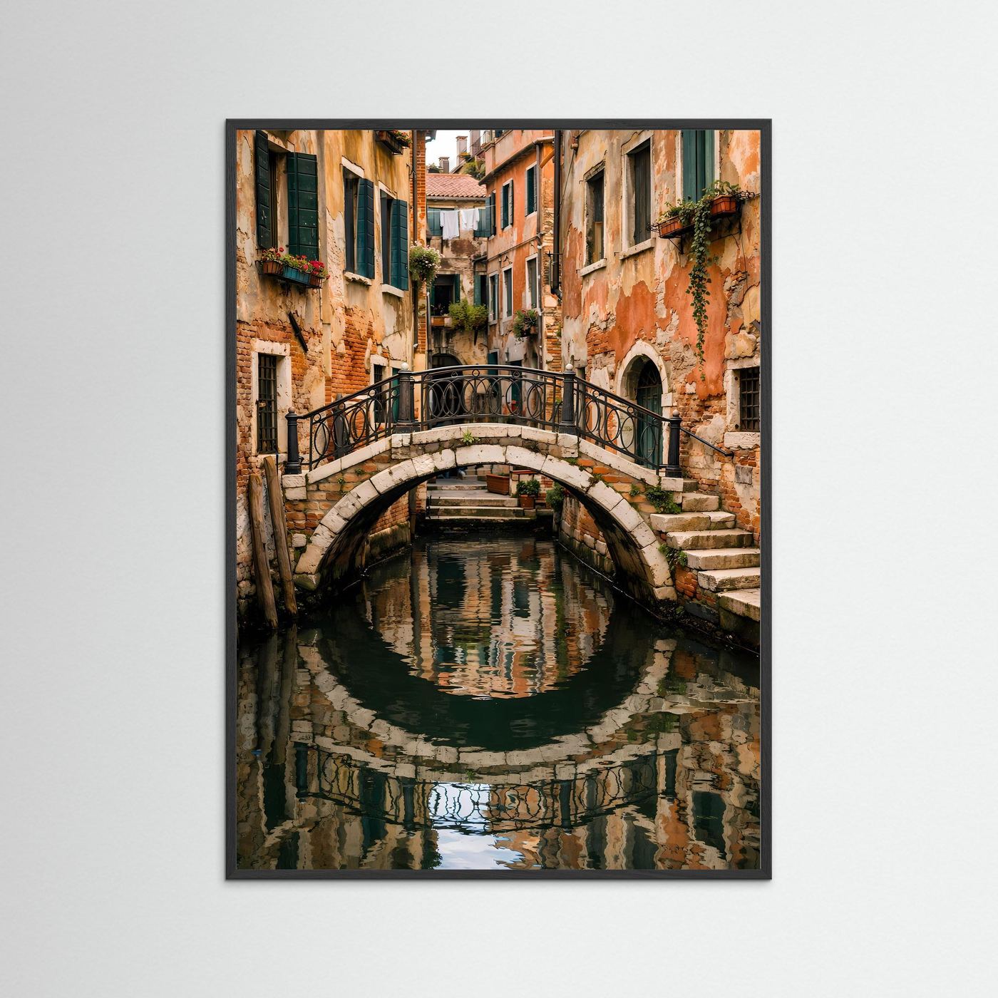 Poster mit venezianischer Steinbrücke über Kanal, Wasserspiegelung in schwarzem Rahmen