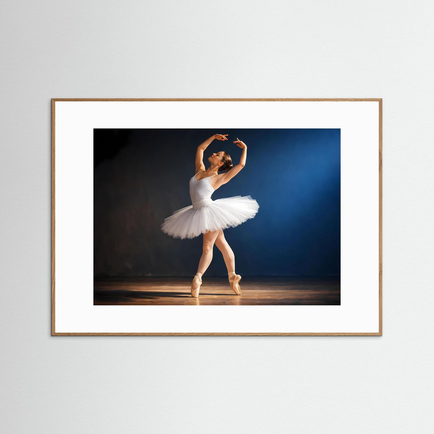 Gerahmtes Poster: Ballerina im weißen Tutu, ausgewogener Stand auf Spitzenschuhen
