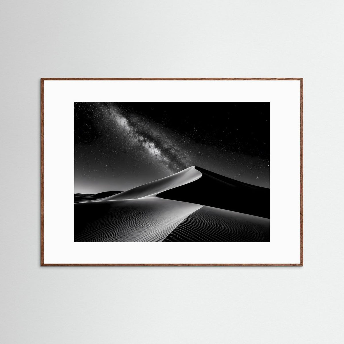 Gerahmtes Schwarzweiß-Poster im Querformat: Sanddünen und Milchstraße, brauner Holzrahmen