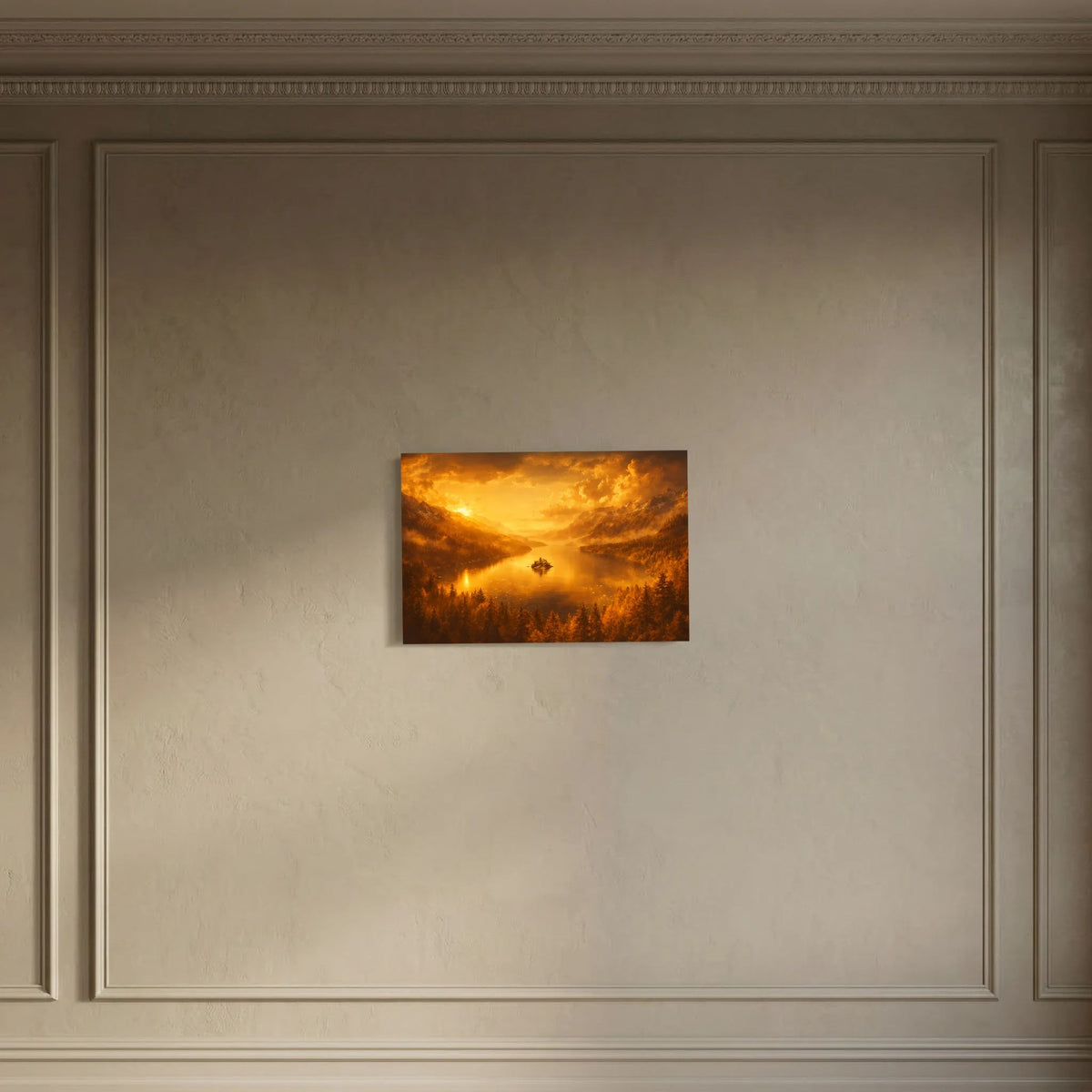 Rechteckiges Wandbild mit goldenem Bergsee und Abendhimmel, mittig an der Wand