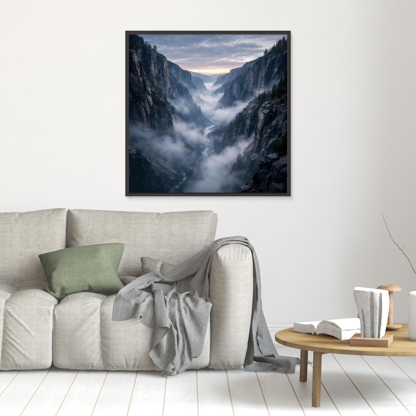 Leinwandbild neblige Schlucht zwischen Bergen im Querformat, Nebel und Felsen, schwarzer Rahmen