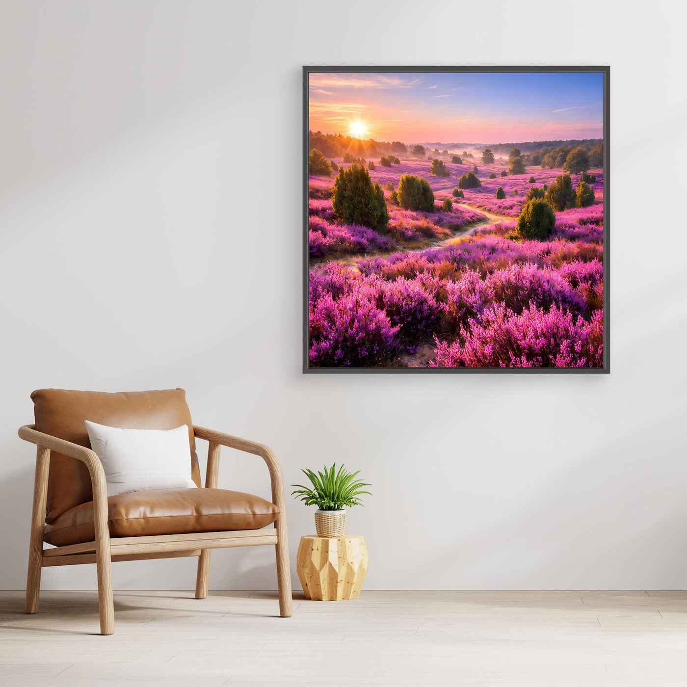 Leinwandbild mit lila blühender Heidelandschaft und Sonnenaufgang, rechteckig, dunkler Rahmen