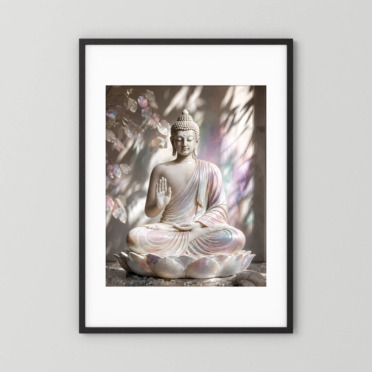 Gerahmtes Poster mit sitzendem Buddha auf Lotus, schwarz und weißes Passepartout