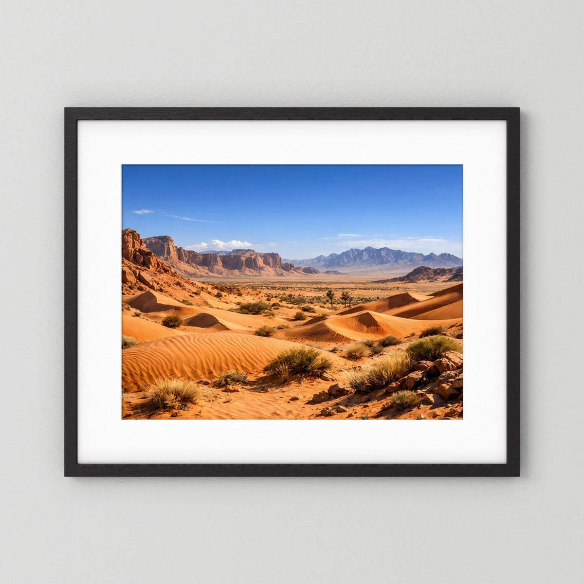 Wüstenlandschaft-Poster im schwarzen Rahmen mit Sanddünen und Bergkulisse