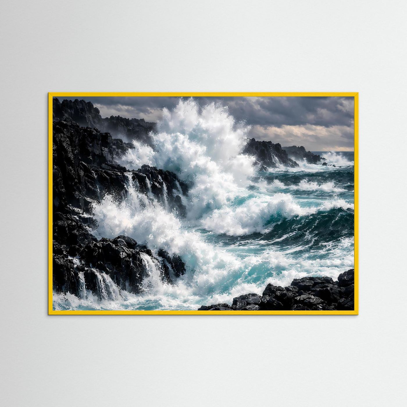 Meer-Wandbild mit Steinküste, Wellen und Felsen im gelben Holzrahmen.