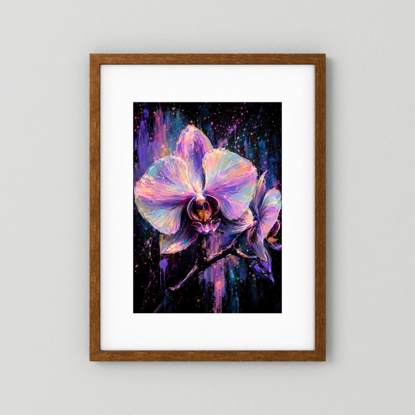 Kunstposter mit abstrakter Neon-Orchidee in Lila, Rosa und Blau im braunen Holzrahmen