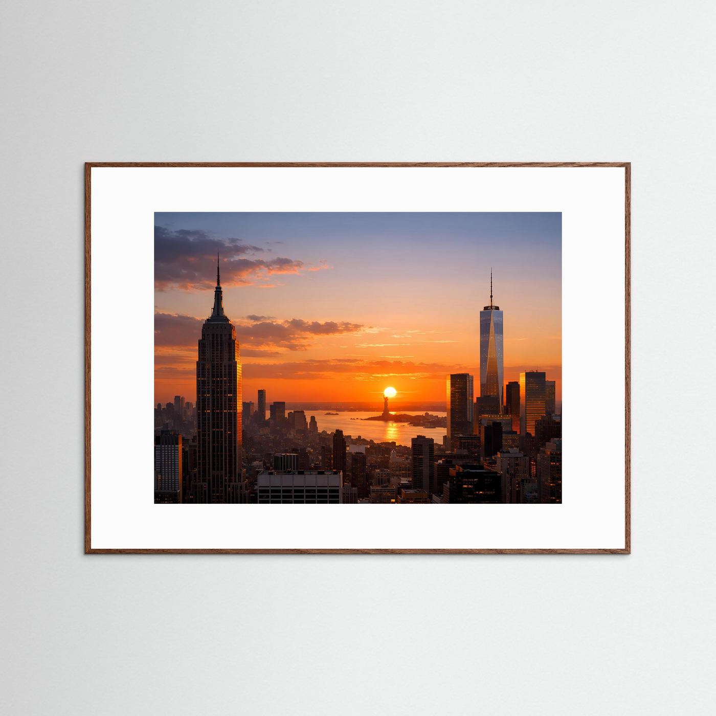 Stadtpanorama-Poster mit Skyline bei Sonnenuntergang, dunkelbrauner Holzrahmen und weißer Rand