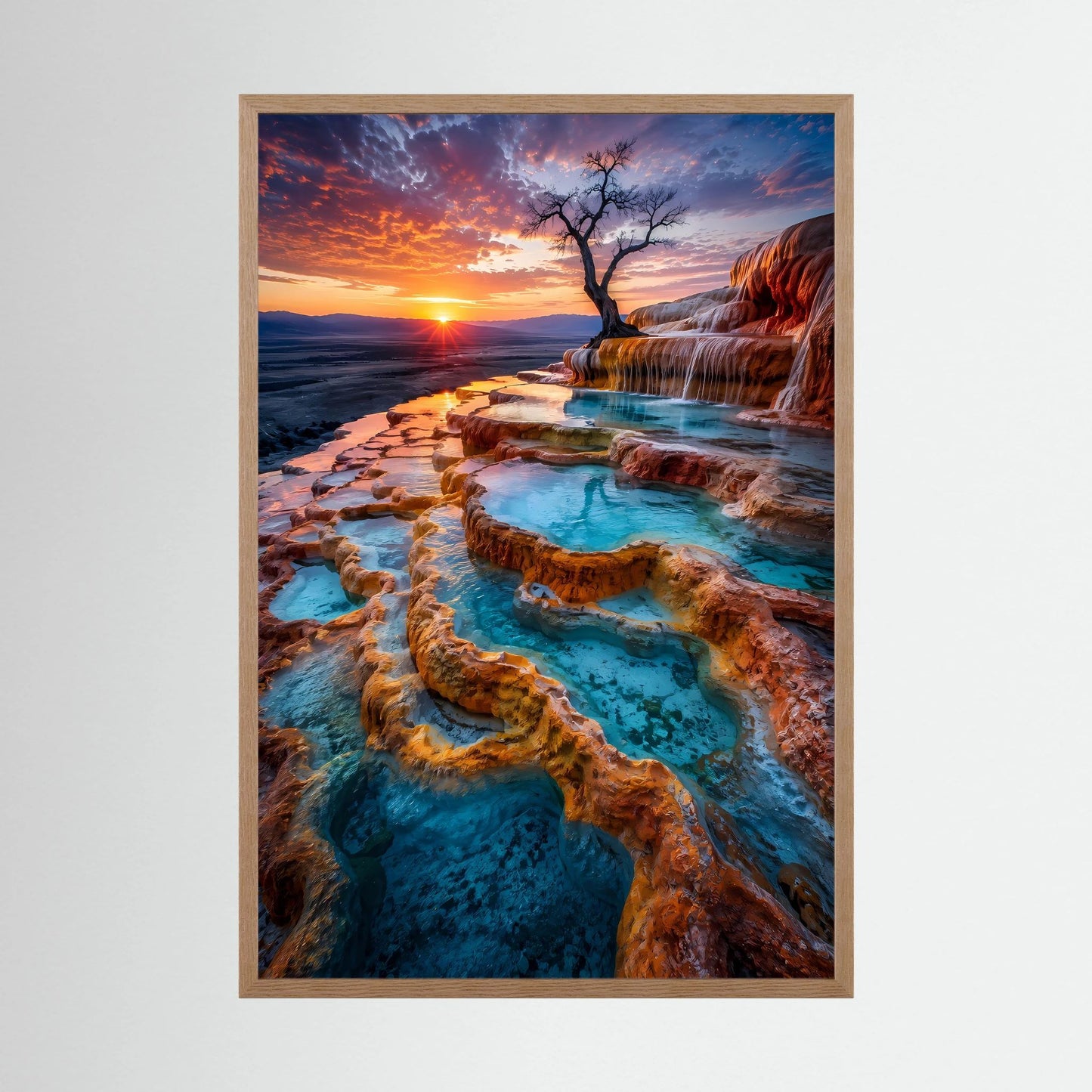 Poster mit türkisem Naturpool auf Felsenterrassen im Sonnenuntergang, mit Holzrahmen