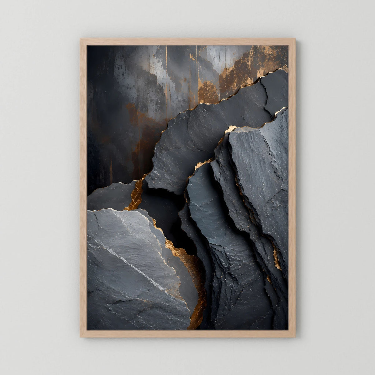 Poster mit Holzrahmen in Naturton, abstrakte Felsstruktur in Dunkelgrau und Gold