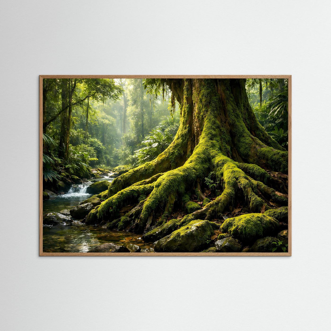 Naturposter im Querformat, braun gerahmt: Urwaldbaum am Bachlauf mit moosigen Wurzeln.