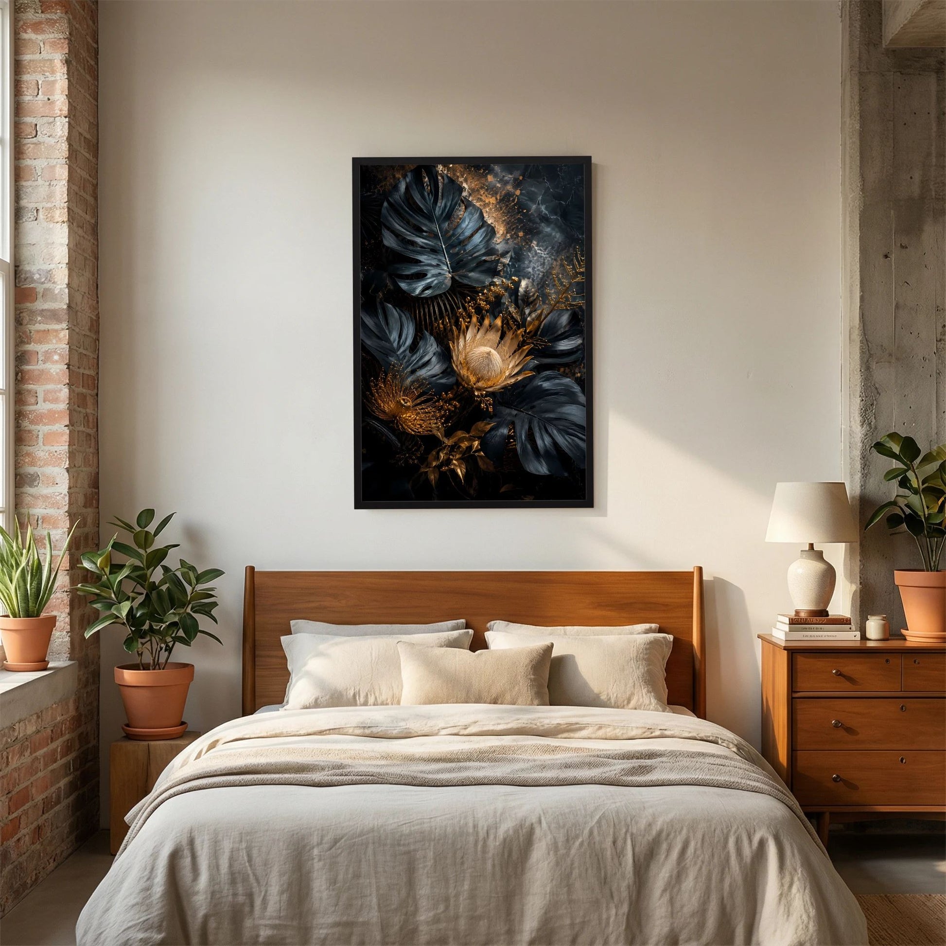 Gerahmtes Kunstposter im Hochformat: schwarze Blätter mit goldenen Akzenten