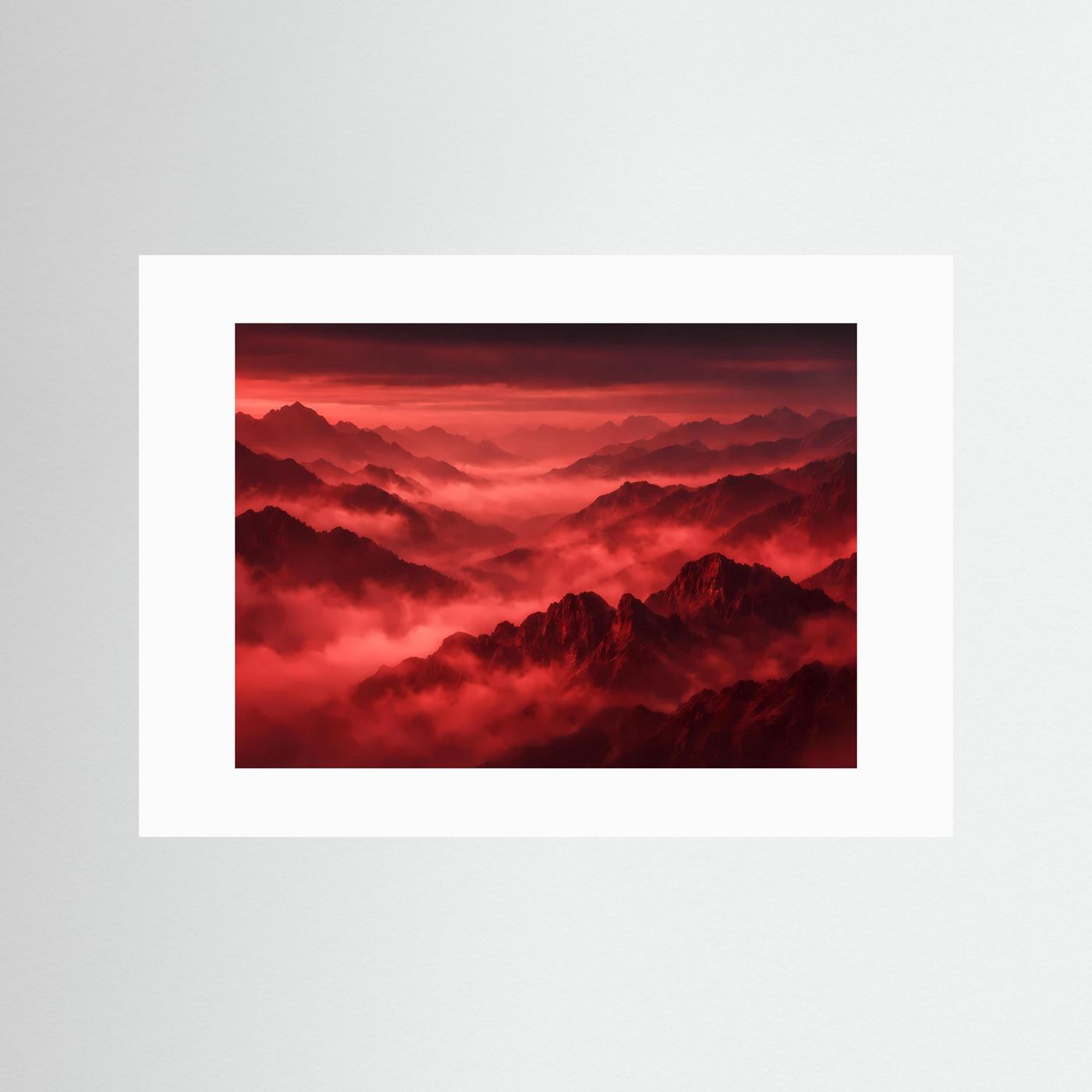 Wandbild mit rotem Nebel über Berggipfeln im weißen Passepartout