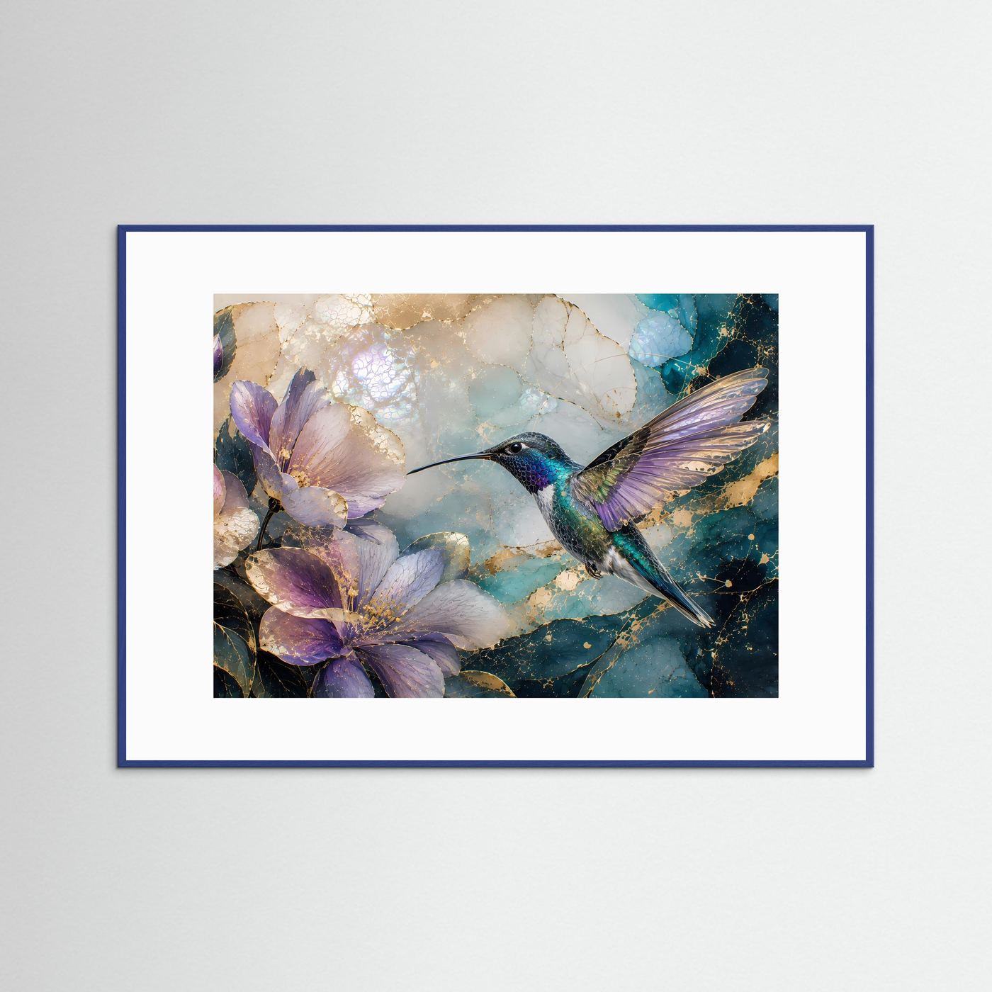 Wandbild mit Kolibri zwischen Blüten in Türkis, Violett und Goldakzenten, blauer Rahmen