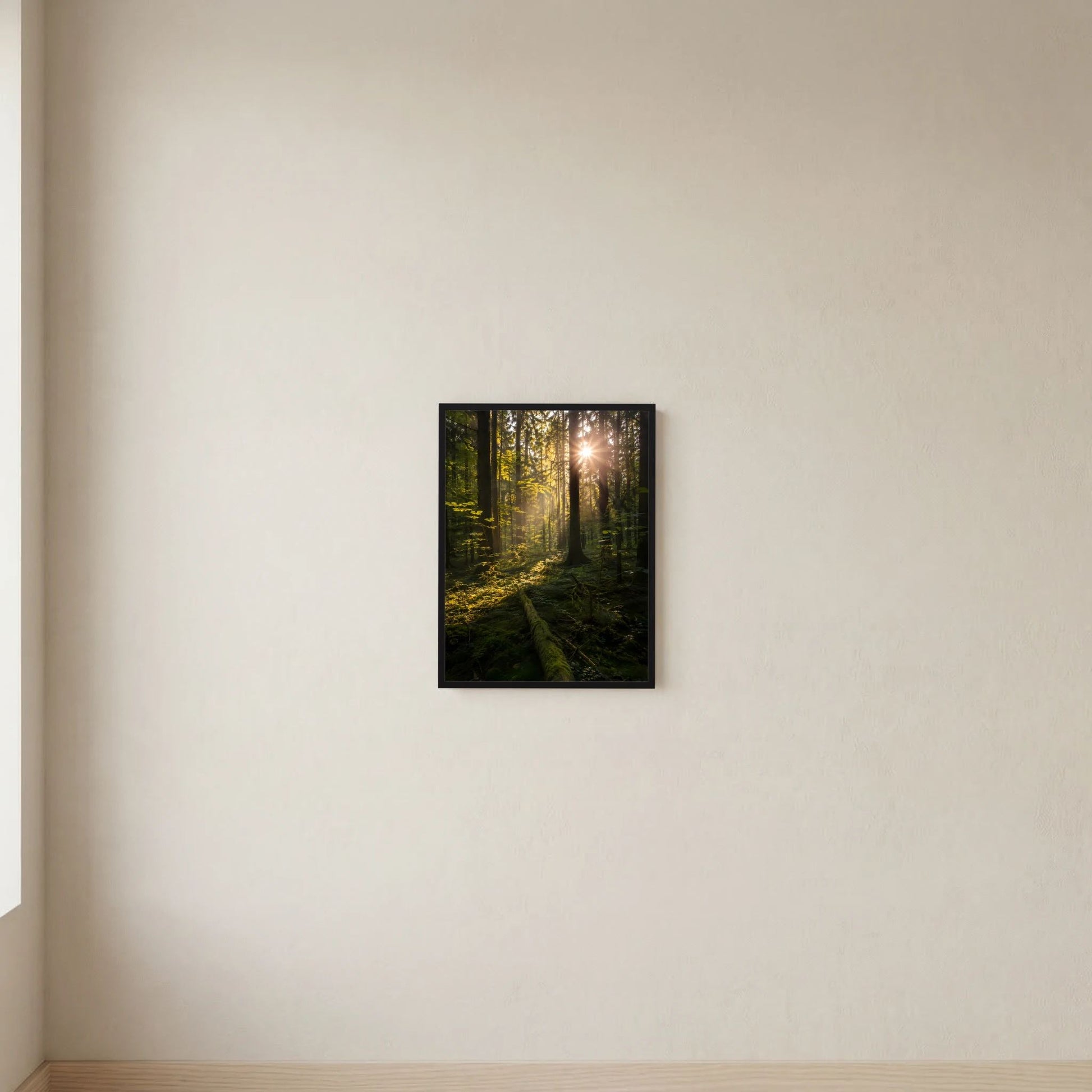 Hochformat-Poster mit Waldlandschaft und Lichtstrahl, dunkelgrün, schwarz gerahmt