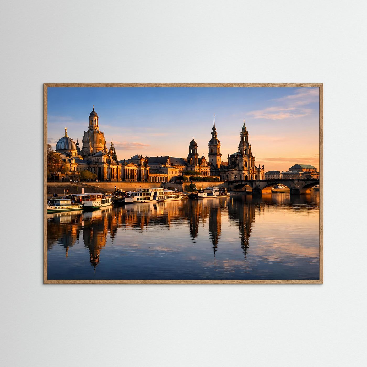 Panorama-Poster Dresdner Altstadt an der Elbe, Sonnenuntergang, heller Holzrahmen