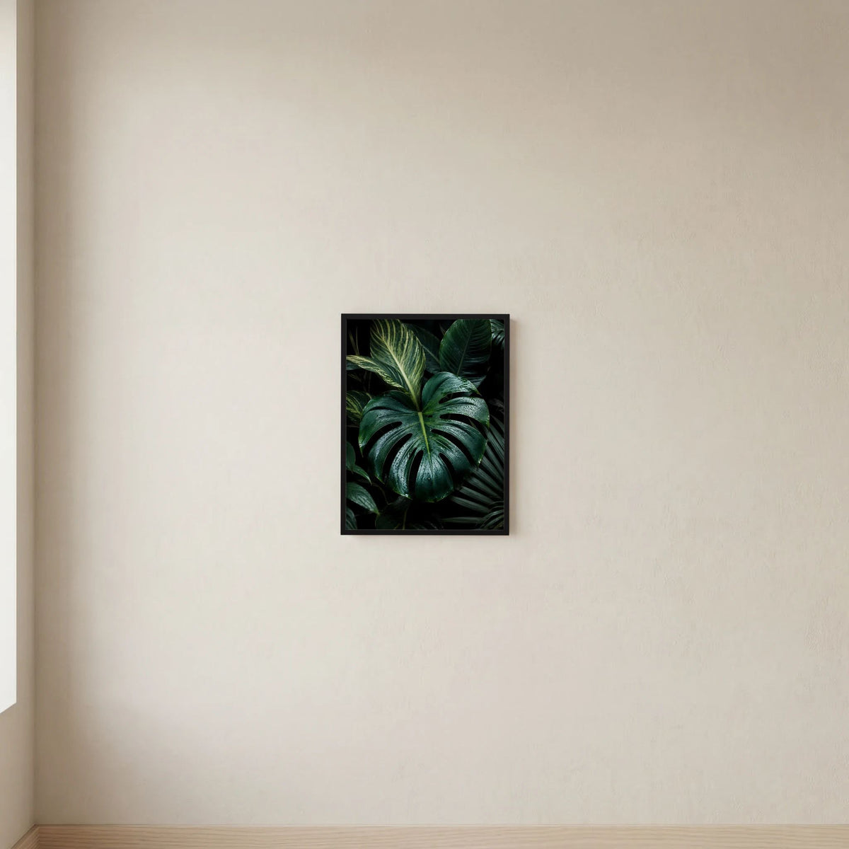 Schwarzer Rahmen mit Postermotiv: dunkle Monstera-Blätter im Hochformat