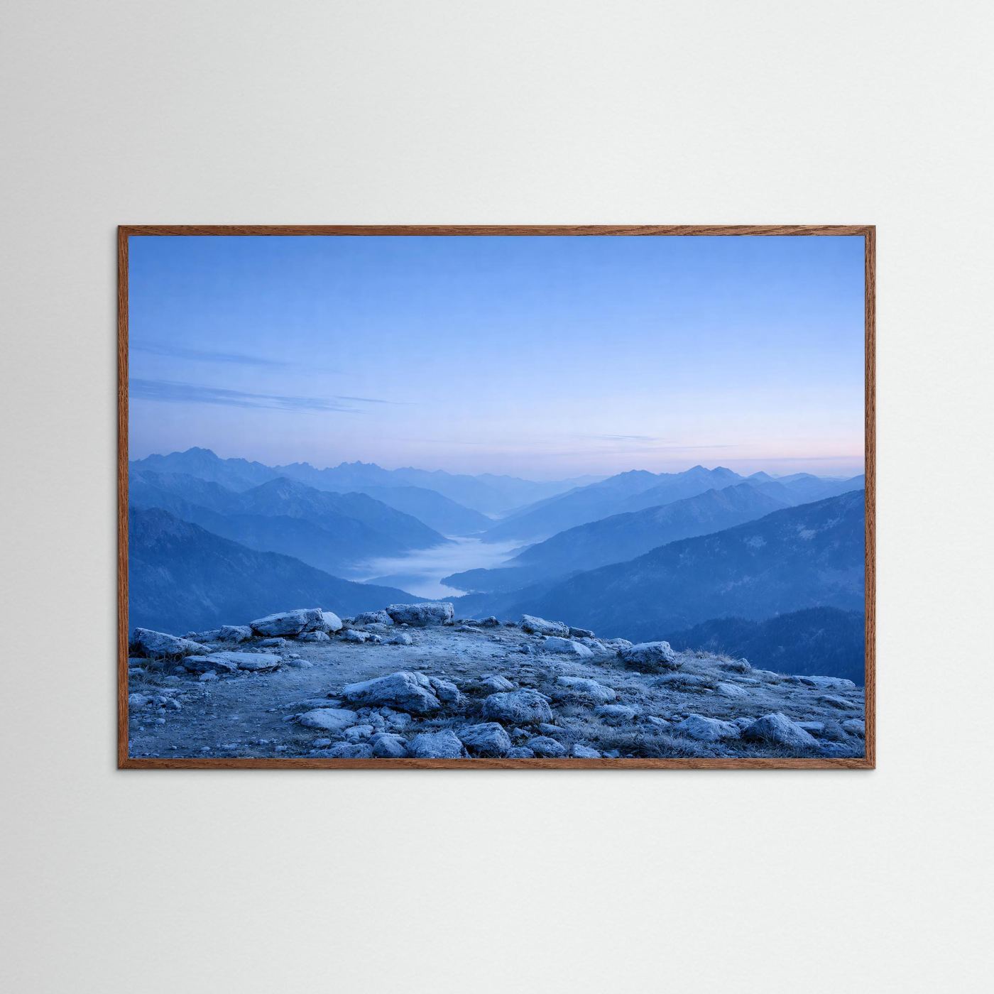 Querformat-Poster mit Alpenpanorama, frostiger Bergrücken im Vordergrund, brauner Holzrahmen
