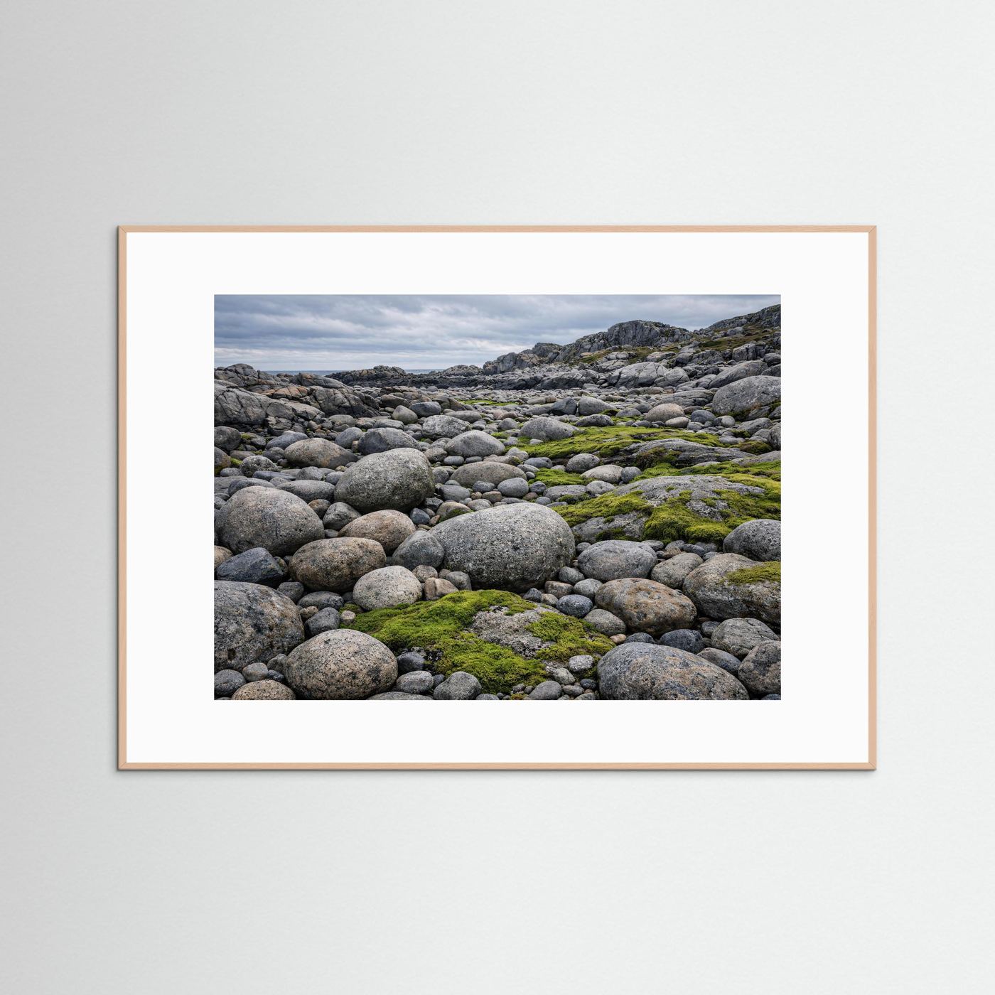 Panorama-Küstenposter mit hellem Holzrahmen: Steine, Felsen und Moos am Ufer
