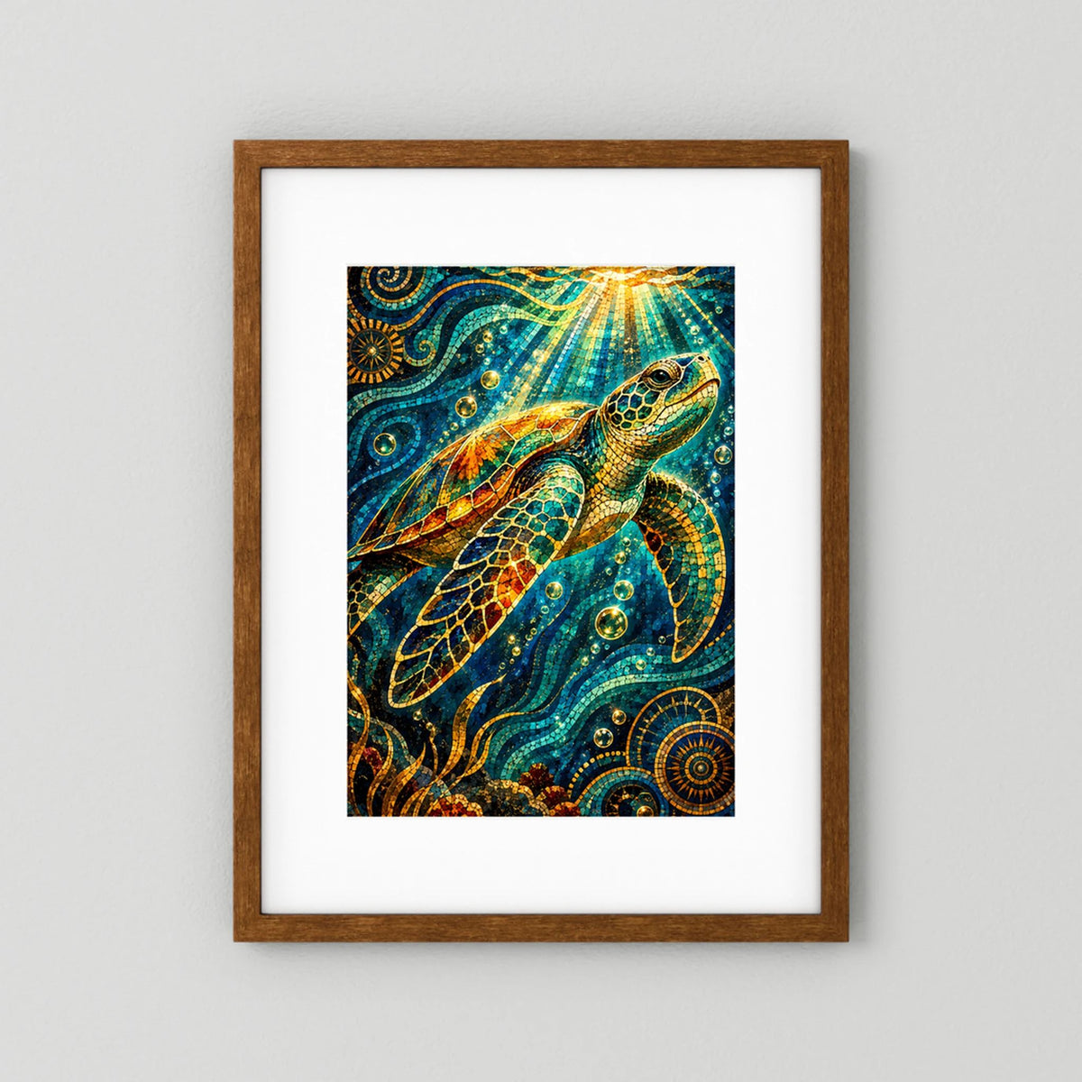 Kunstposter mit Meeresschildkröte im Mosaiklook, türkis und gold, im braunen Holzrahmen