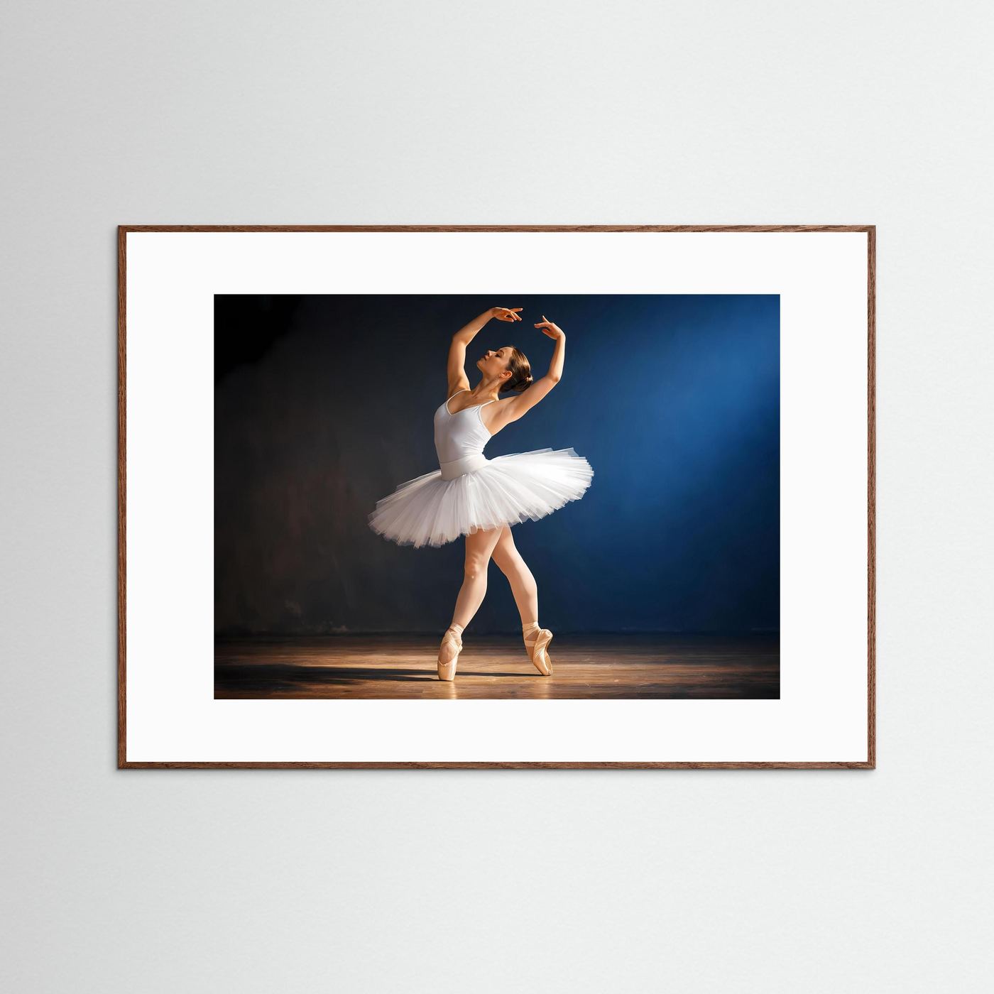 Gerahmtes Poster mit Ballerina im weißen Tutu in eleganter Drehpose