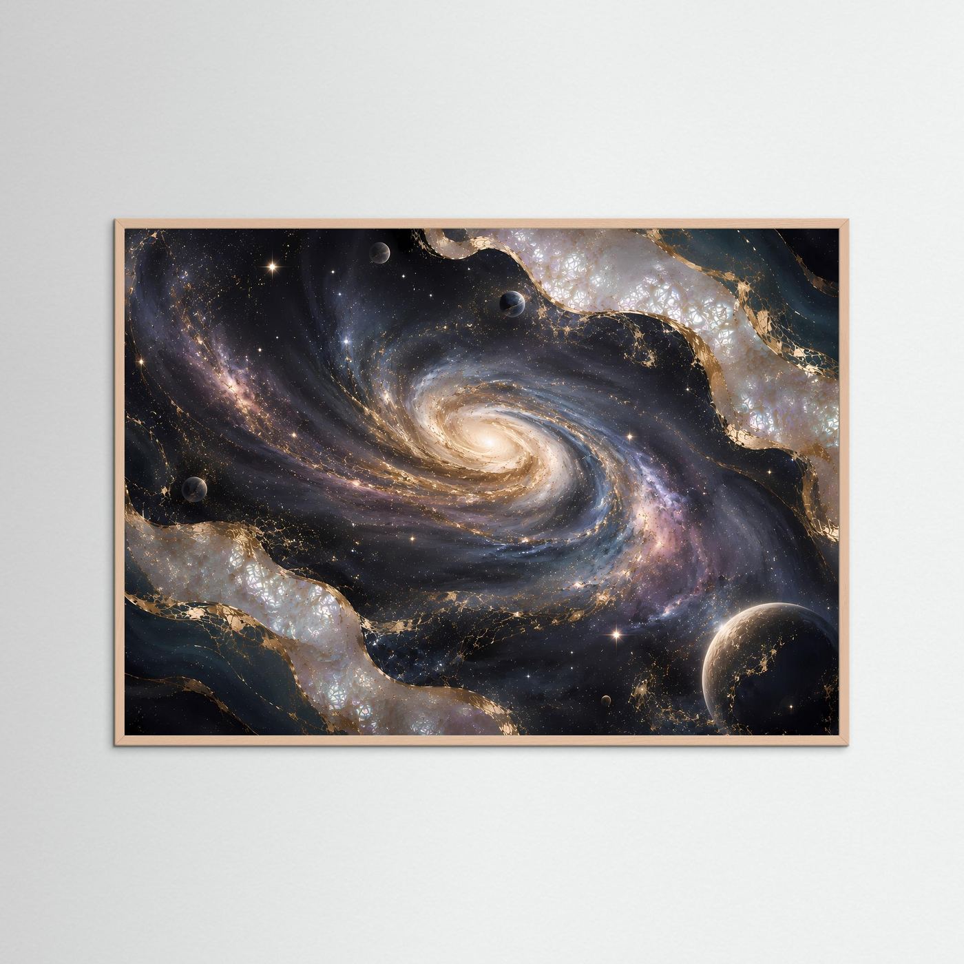 Gerahmtes Poster im Querformat mit Spiralgalaxie, dunkelblauem All und goldenen Planeten, helles Holz