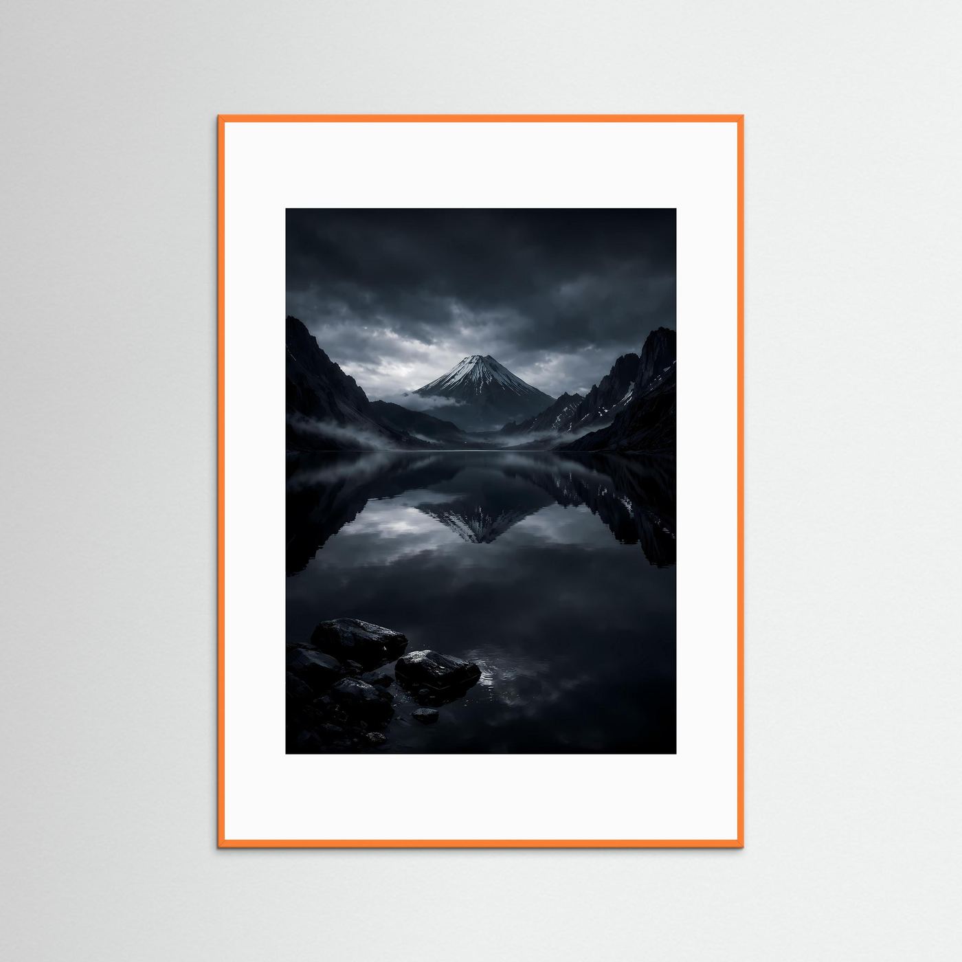 Wandbild mit Vulkankegel und Bergsee, orangefarbener Rahmen mit weißem Rand