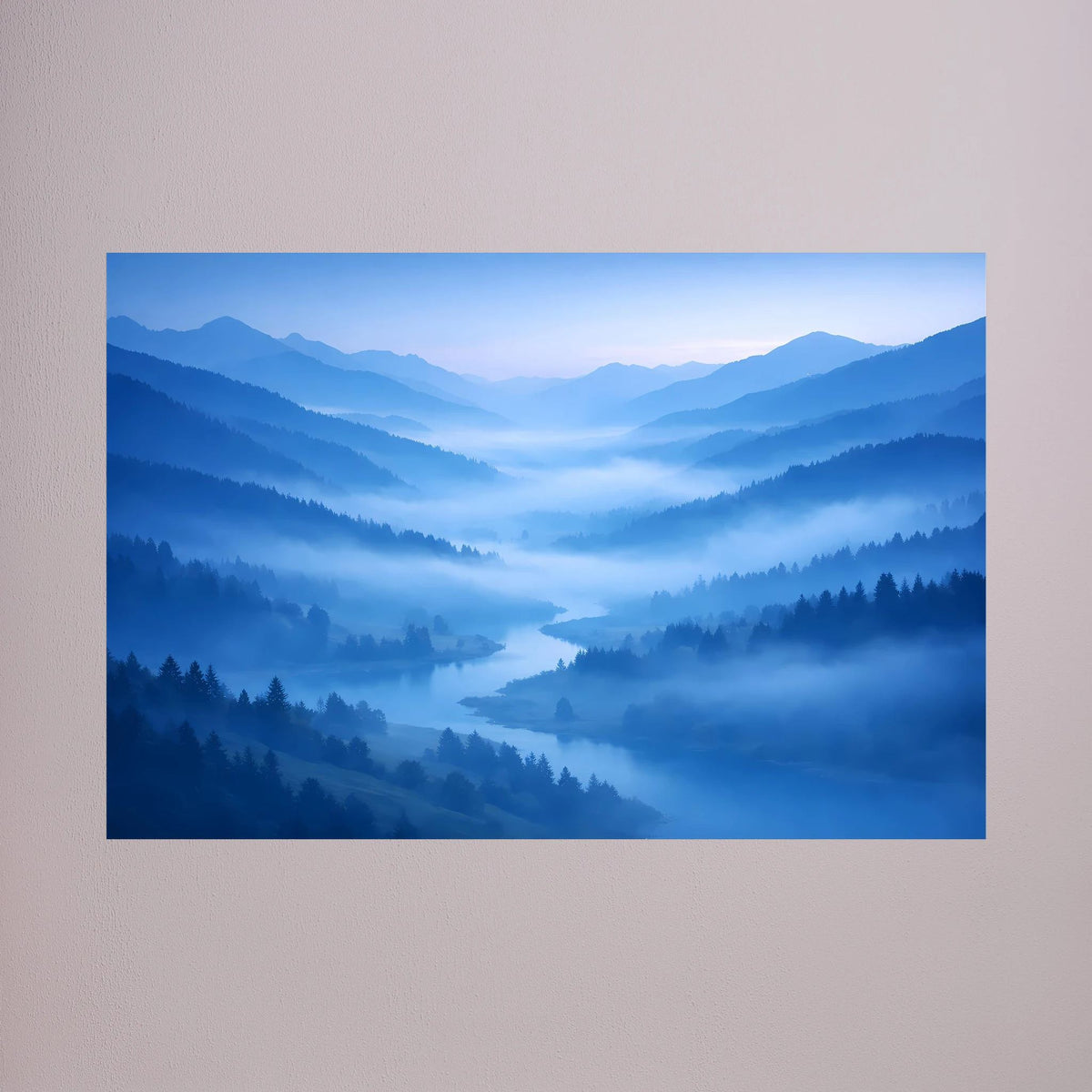 Poster im Querformat mit blauer Berglandschaft im Nebel
