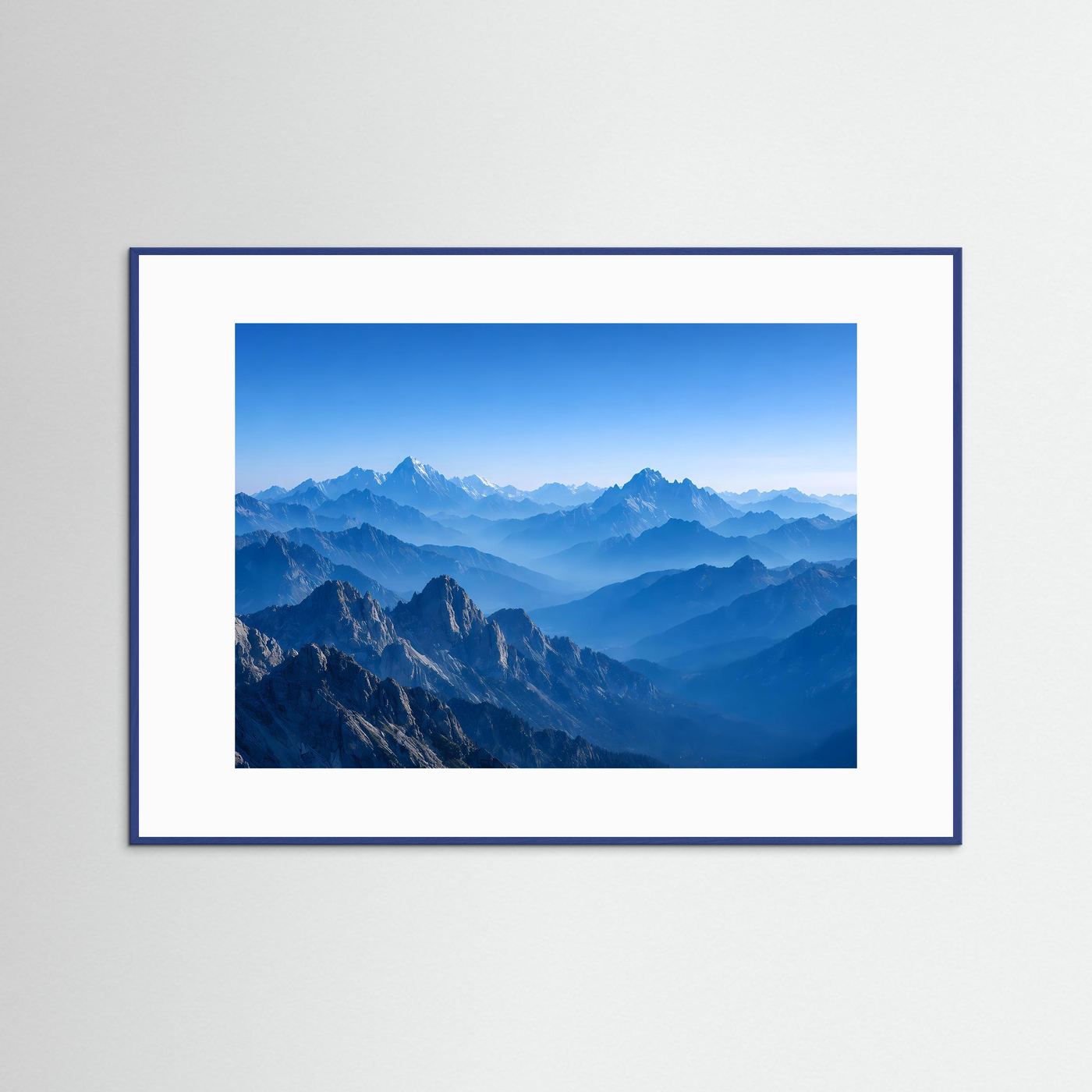 Bergketten-Naturposter mit blauem Holzrahmen, querformatige blaue Berglandschaft