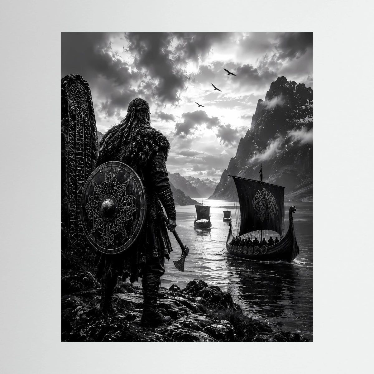 Hochformatiges Schwarzweiß-Poster mit Wikingerkrieger, Rundschild und Langschiff am Fjord