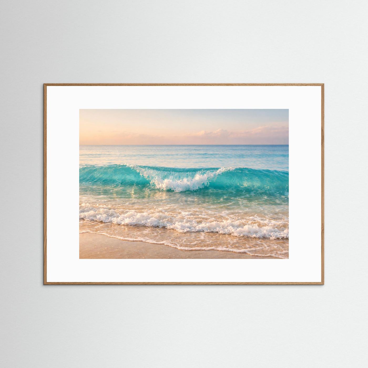 Meer- & Strandposter im hellbraunen Holzrahmen mit türkisgrünen Wellen und Strandlinie