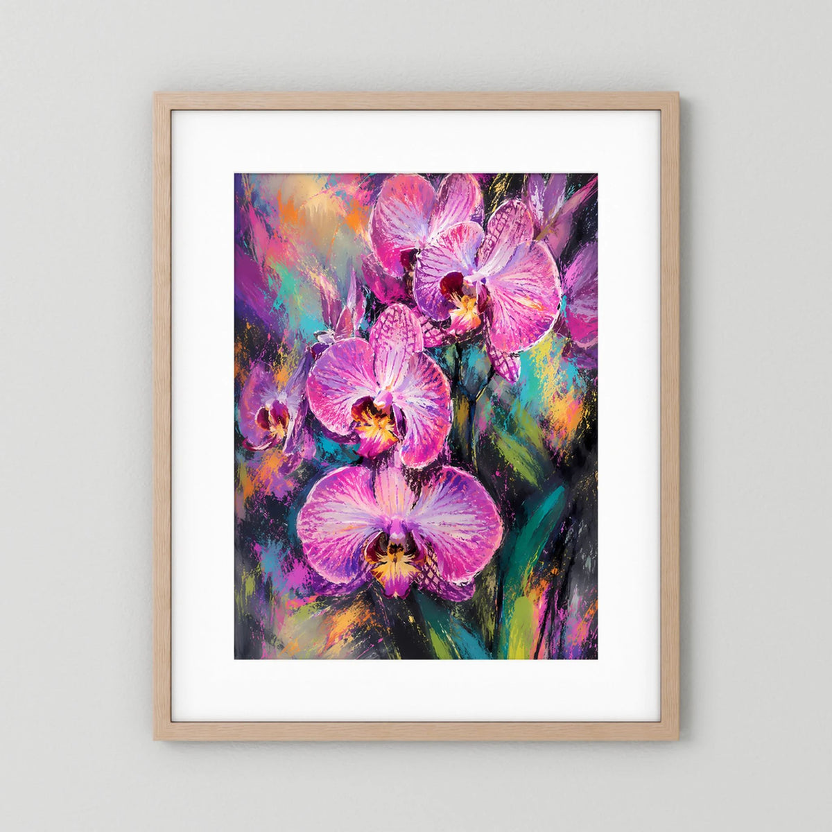 Hochformatiges Kunstposter mit Orchideen in Pink und Violett, heller Holzrahmen