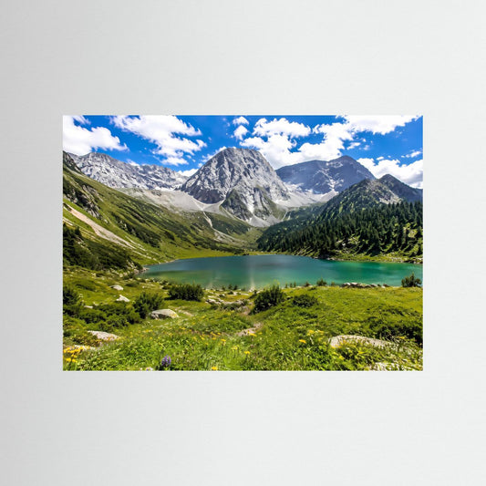 Landschafts-Panorama Poster mit Alpenberg, grünen Wiesen und türkisfarbenem Bergsee
