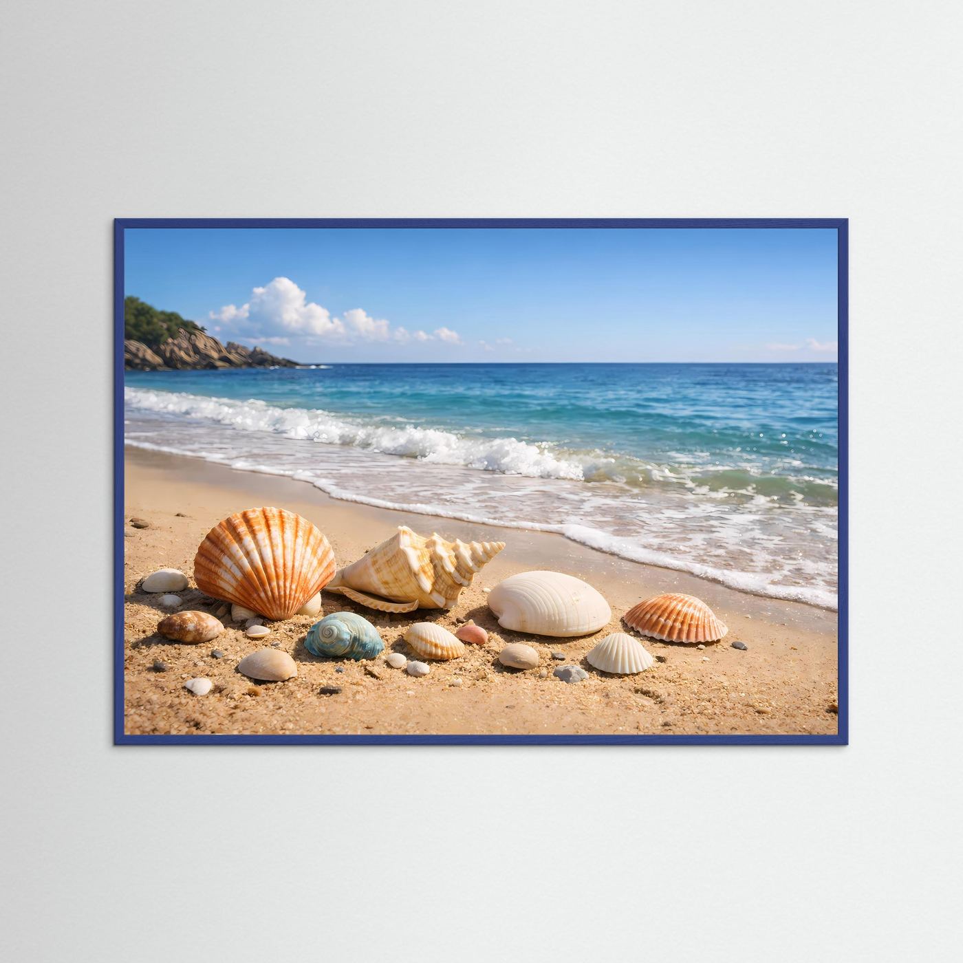 Poster im Querformat mit Muscheln am Sandstrand, blauer Rahmen