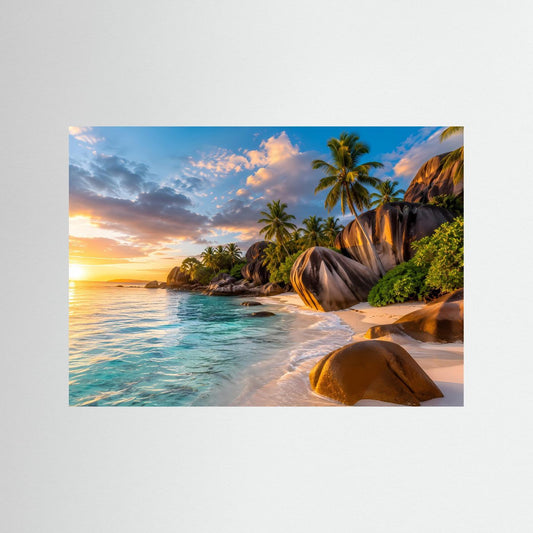 Poster mit tropischem Strandmotiv: Palmen, Wasser und Felsen bei Sonnenuntergang.