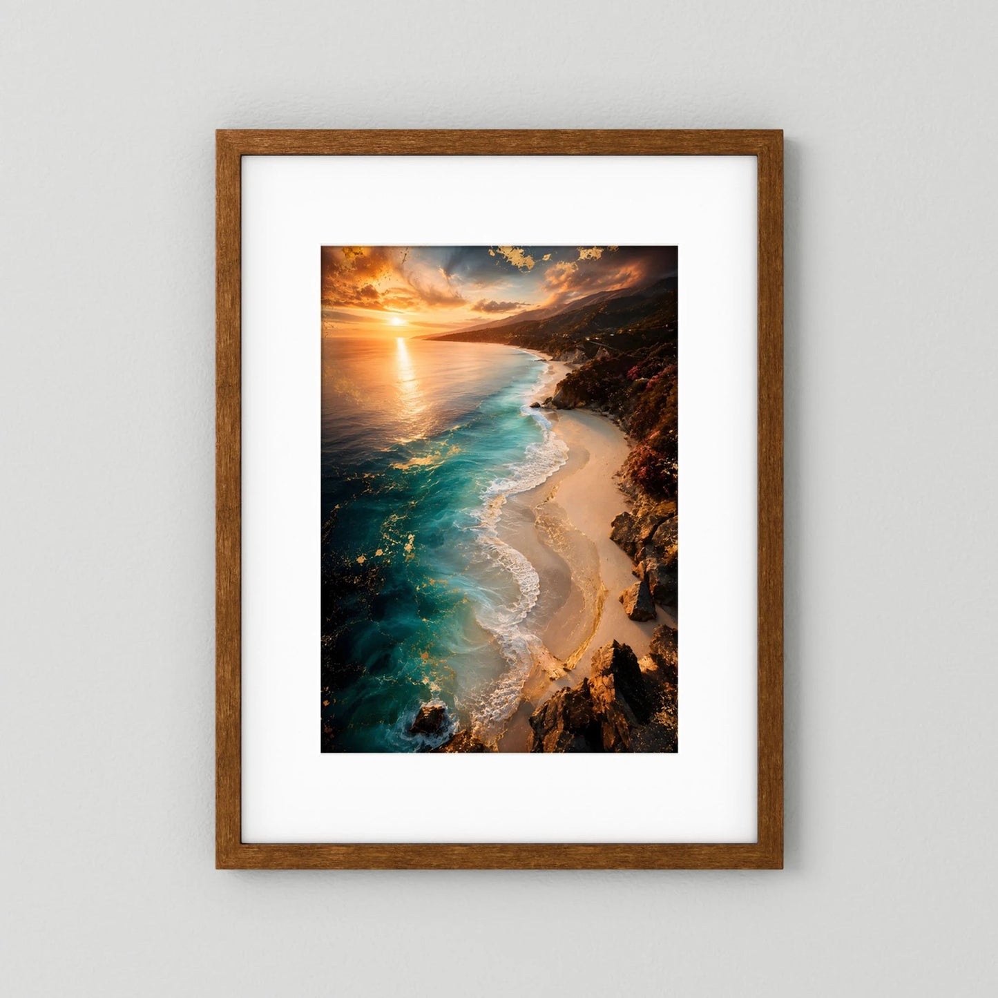 Hochformatiges Landschaftsposter mit Sonnenuntergangsstrand, türkisblaues Meer, Holzrahmen dunkelbraun.