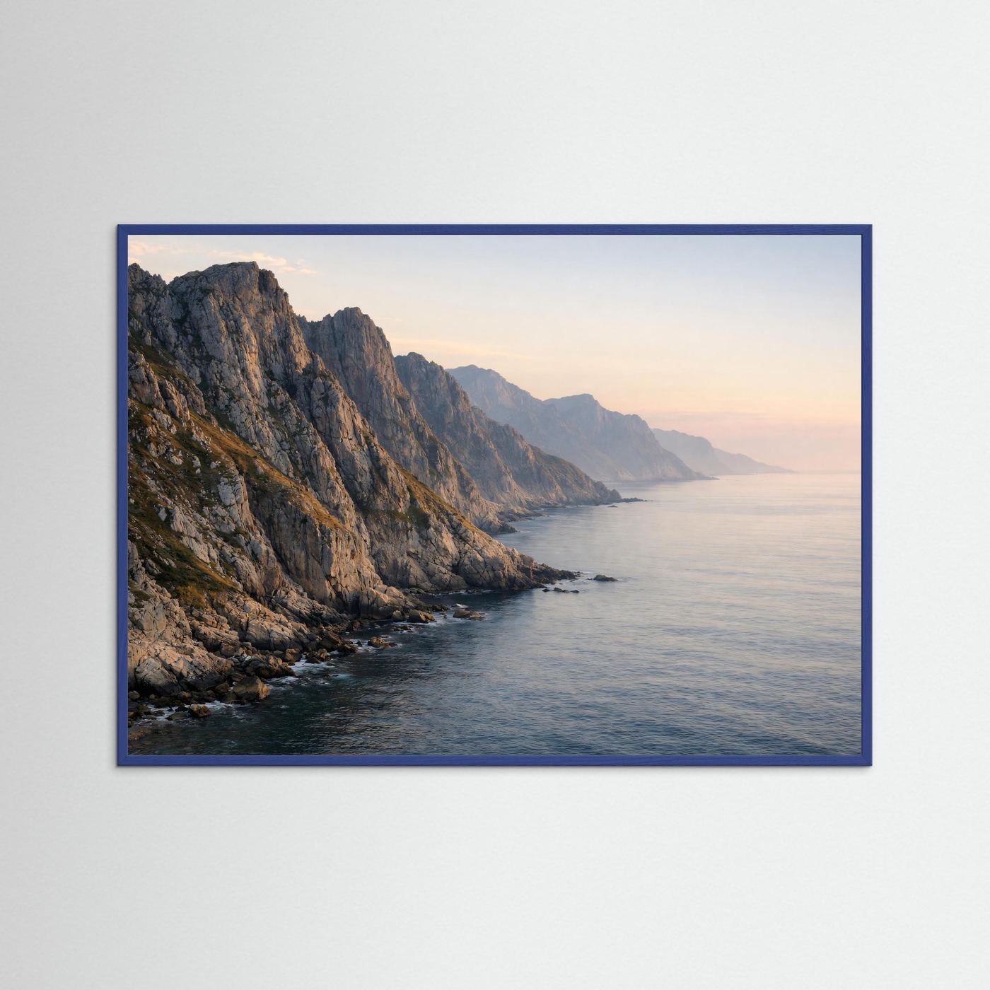 Querformat-Poster mit Küste, Felsklippen und Meer bei Dämmerung, blauer Rahmen