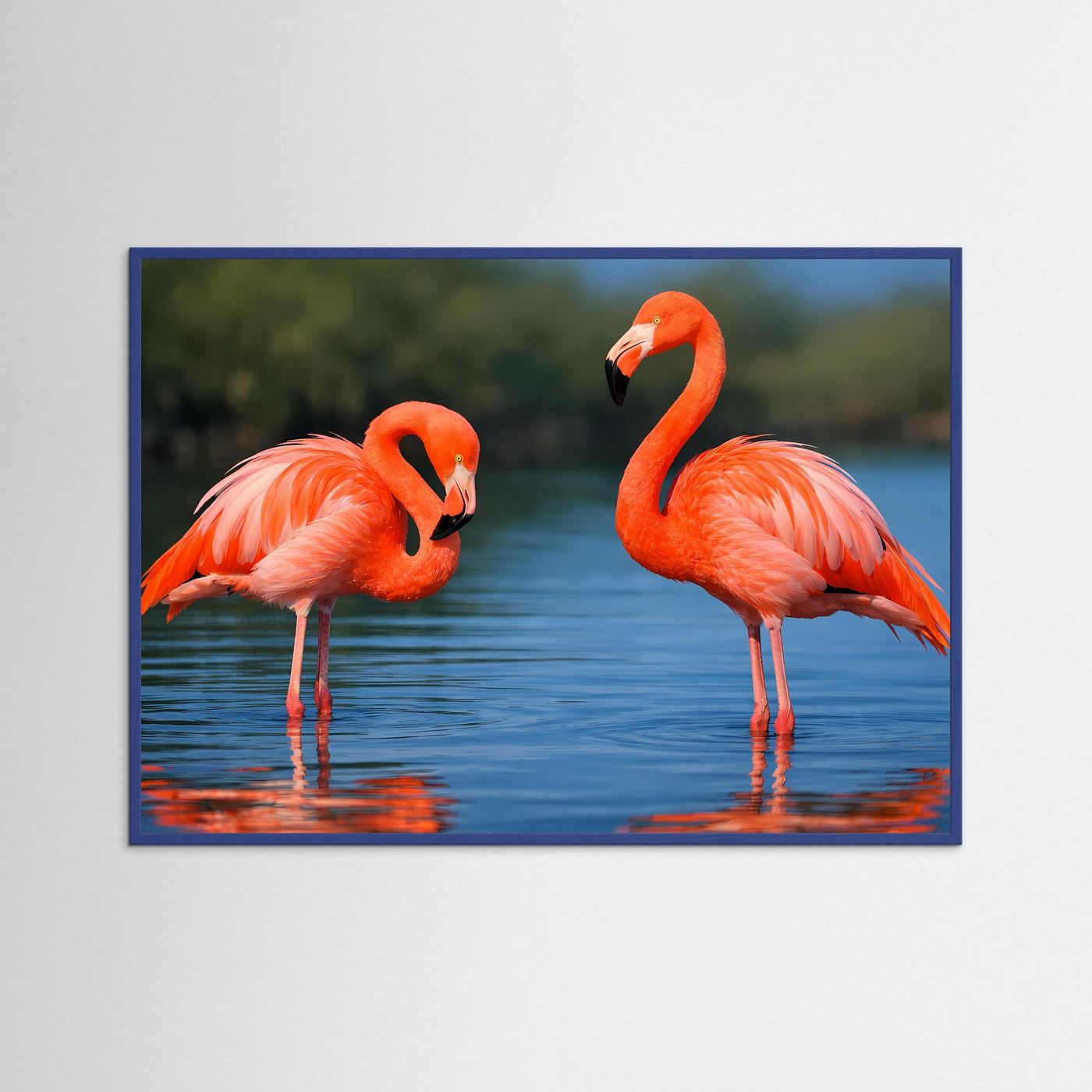 Querformat-Poster mit zwei rosafarbenen Flamingos am Wasser, blau hinterlegt