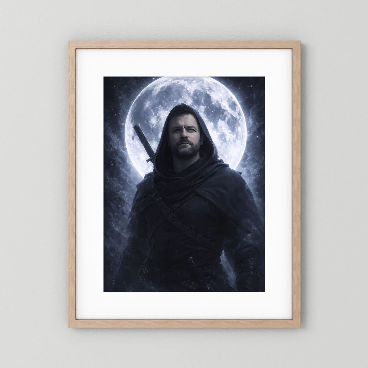 Fantasy-Poster mit dunklem Krieger vor Vollmond, heller Holzrahmen und weißes Passepartout