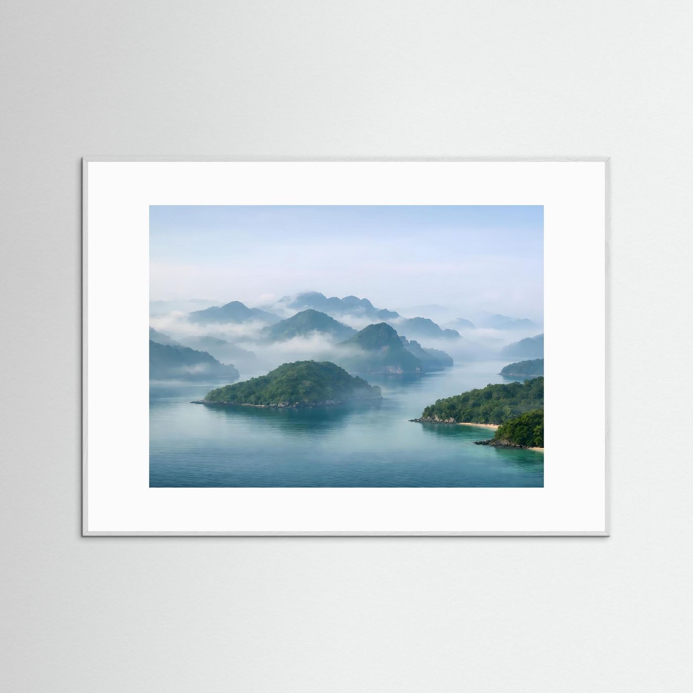 Querformat-Poster mit Fjordlandschaft im Dämmerlicht, weißer Rahmen