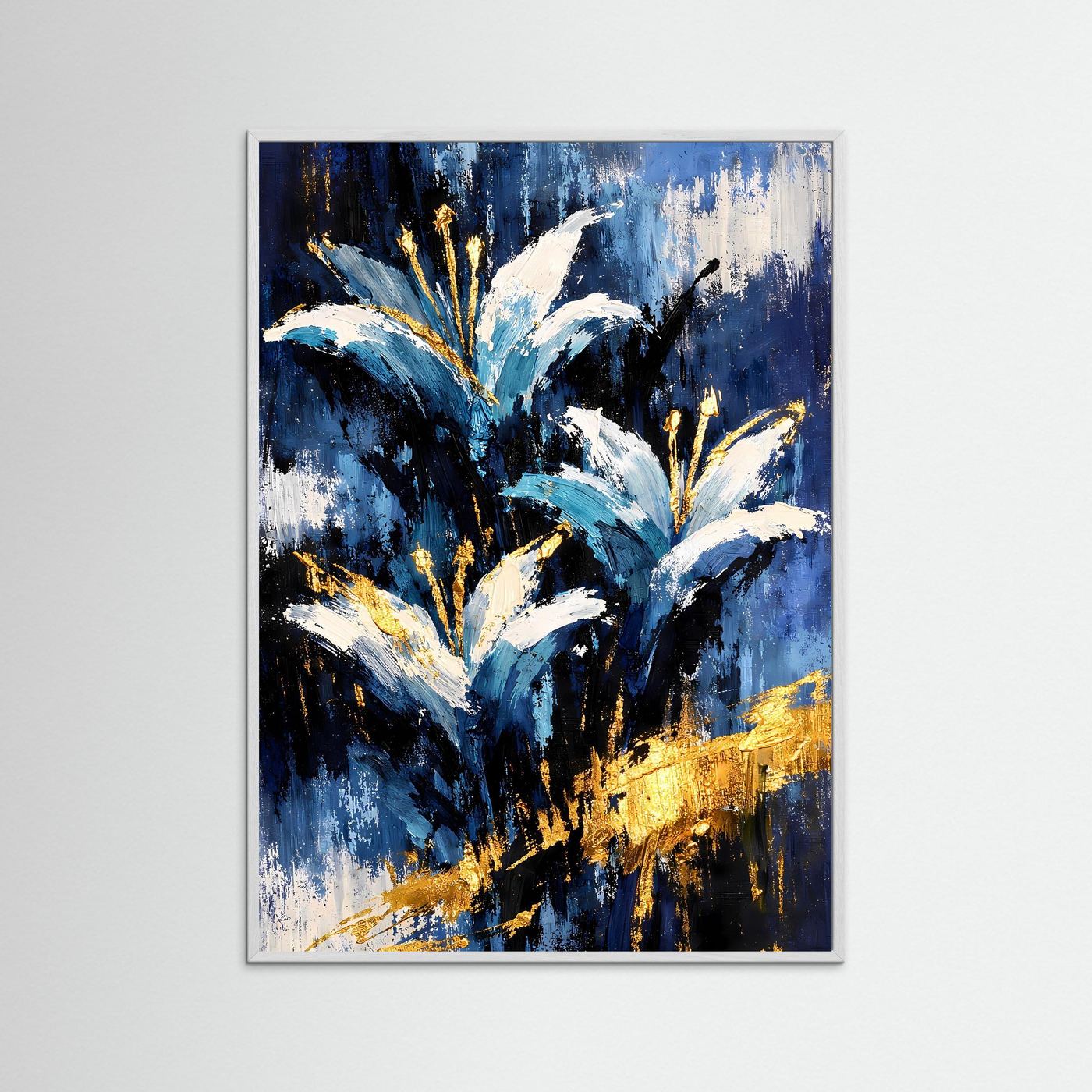 Abstraktes Blumenposter mit blauen Lilien, weißem Pinselstrich und goldenen Akzenten, schwarz gerahmt