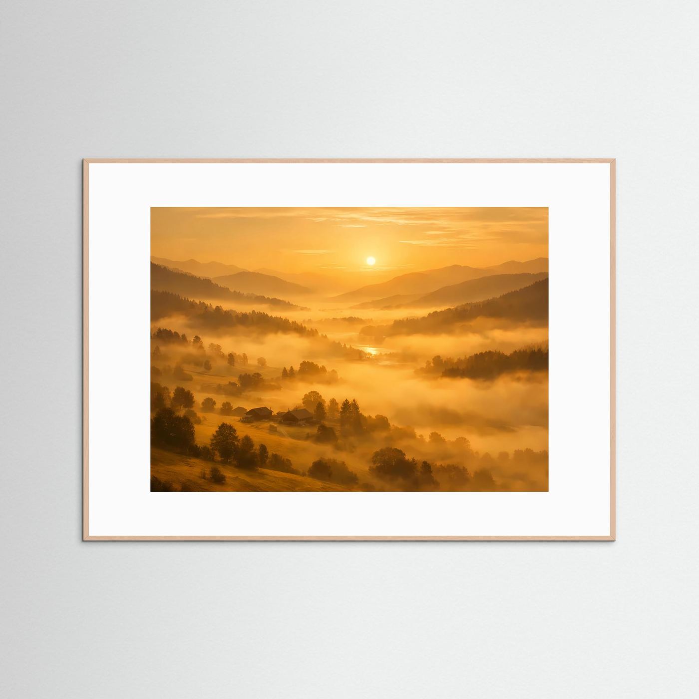 Naturposter im Querformat mit Sonnenaufgang über Nebeltal, goldbrauner Holzrahmen