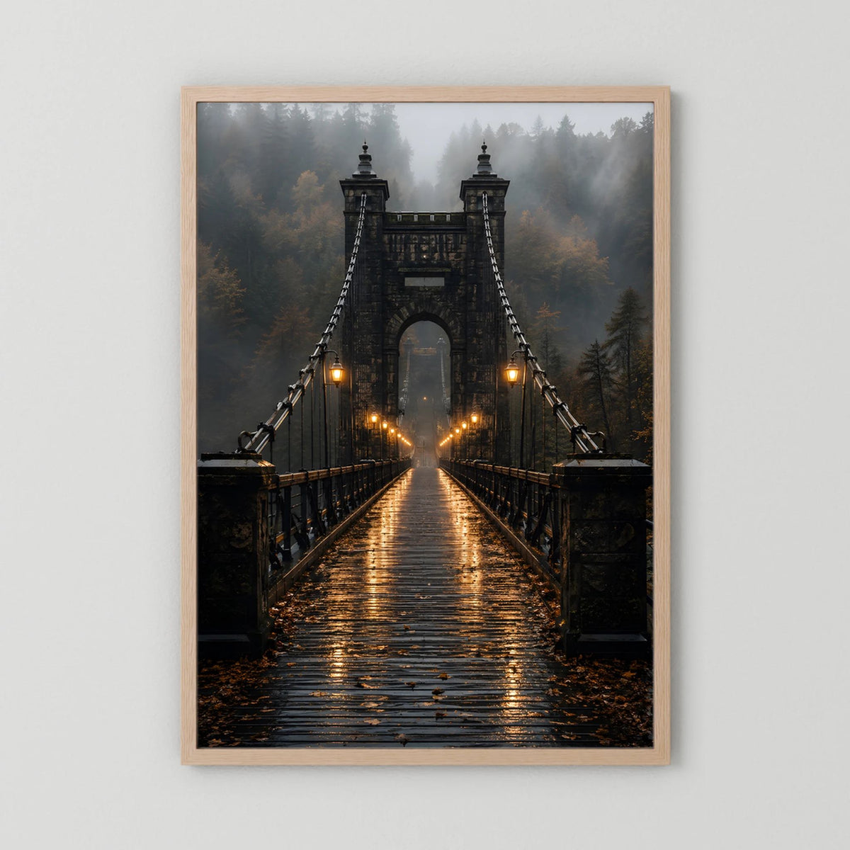 Hängebrücke-Poster im Nebelwald mit leuchtenden Laternen, heller Holzrahmen