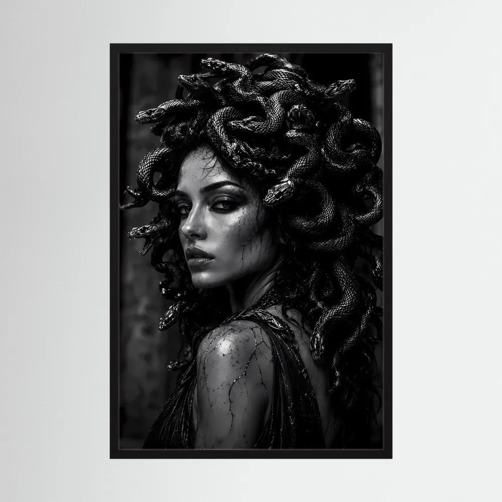 Kunstposter im Hochformat: Porträt einer Frau mit schlangenartigen, lockigen Haaren, schwarzweiß