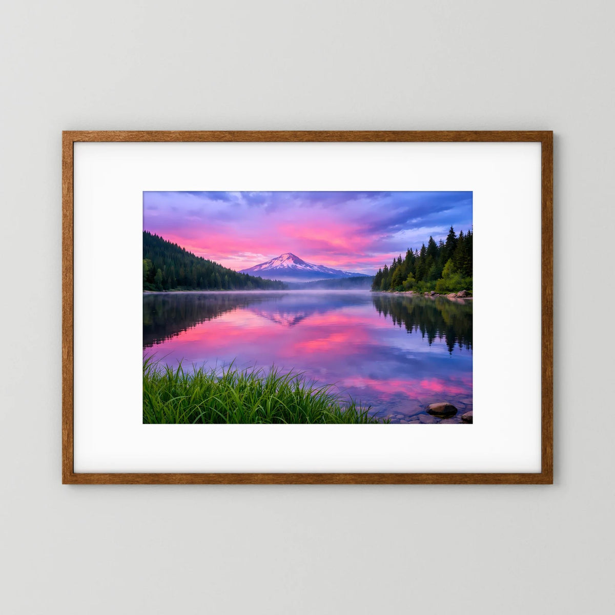 Gerahmtes Poster im Querformat mit braunem Holzrahmen und See-Berglandschaft
