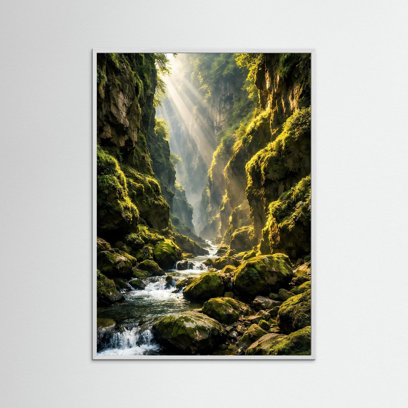 Hochformatiges Poster im hellen Holzrahmen: grüner Canyon mit Wildbach und moosigen Felsen.