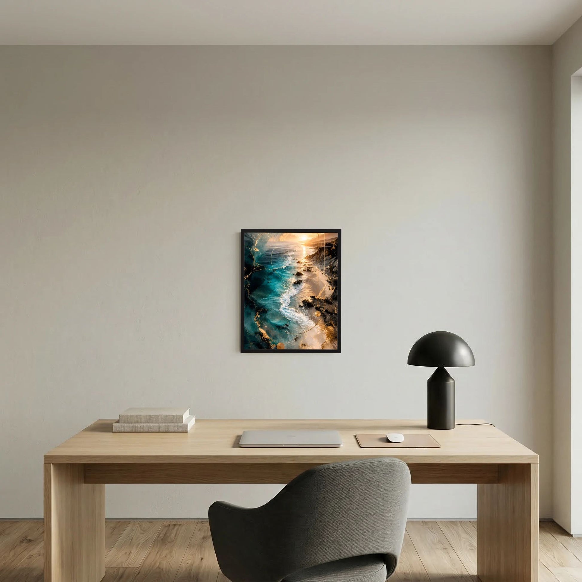 Hochformatiges, gerahmtes Poster: türkisblaues Meer, goldene Reflexe und Felsküste
